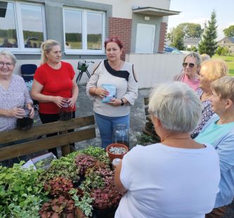udział w zajęciach rękodzielniczych, dyskusjach, warsztatach florystycznych