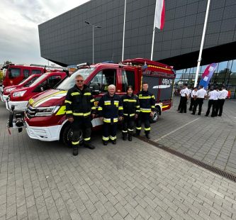 7. Uroczystość przekazania pojazdów dla jednostek OSP w Toruniu. Wręczenie kluczyków dla OSP Szynych.