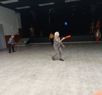 Ćwiczenia uczestników na sali