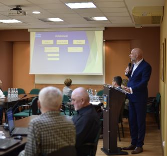 Zdjęcie przedstawia dyrektora ZOZ Gminy Grudziądz podczas prezentowania podsumowania działalności za rok 2024